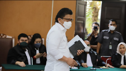 Foto-foto Ekspresi Ferdy Sambo Usai Divonis Hukuman Mati Kasus Brigadir J, Tinggalkan Ruang Sidang Sambil Pejamkan Mata