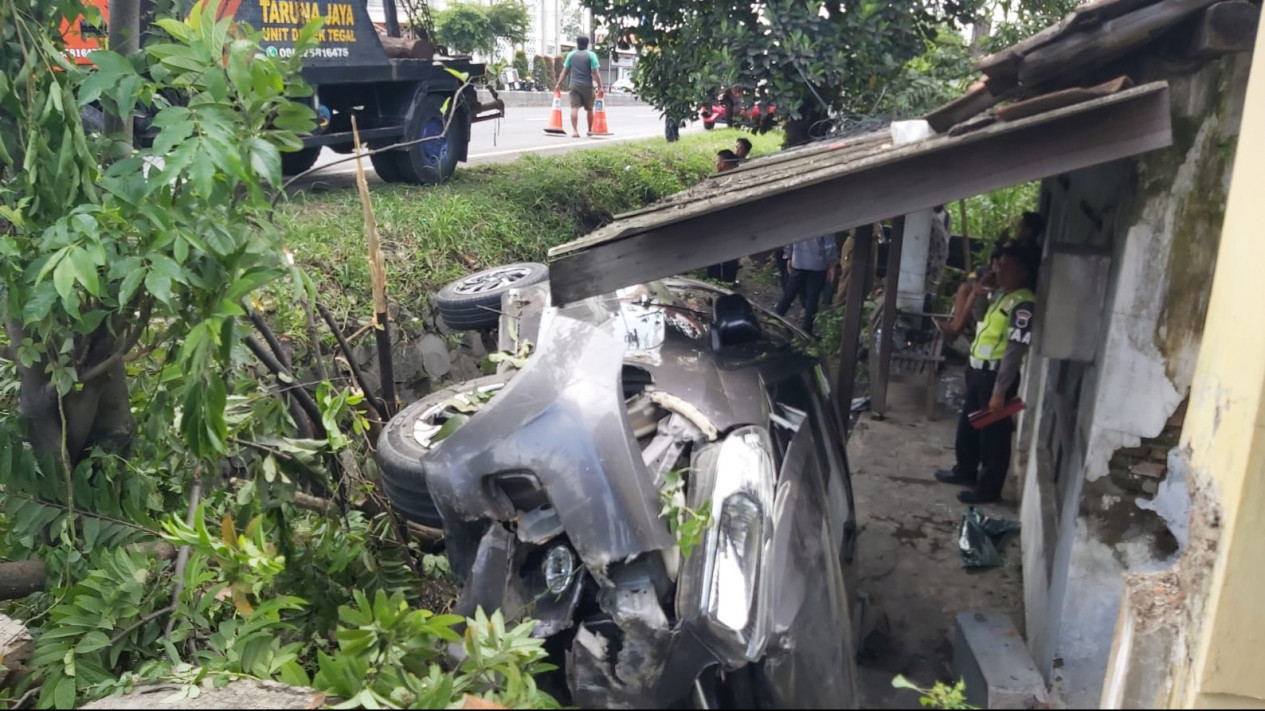 Diduga Sopir Mengantuk, Sebuah Minibus Ringsek Akibat Nyungsep dan Menabrak Rumah di Jalur Pantura Tegal
            - galeri foto