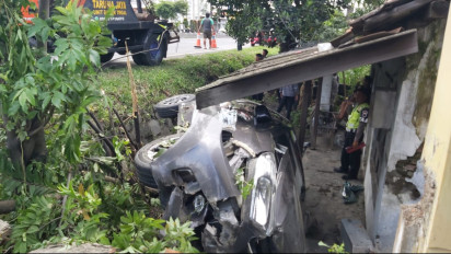 Diduga Sopir Mengantuk, Sebuah Minibus Ringsek Akibat Nyungsep dan Menabrak Rumah di Jalur Pantura Tegal