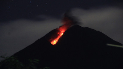 Aktivitas Masih Tinggi, Warga Semakin Waspada Gunung Semeru Terus Semburkan Lava Pijar Disertai Suara Gemuruh