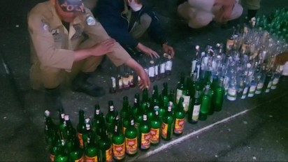 Satpol PP Bersama Tokoh Agama Setempat Grebek Gudang Penyimpanan Miras di Tasikmalaya, Ratusan Botol Dimusnahkan