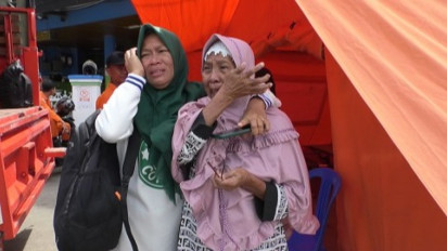 Keluarga Penumpang KM Express Priscilia 88 Menangis Tahu Keluarganya Terjebak di Tengah Laut