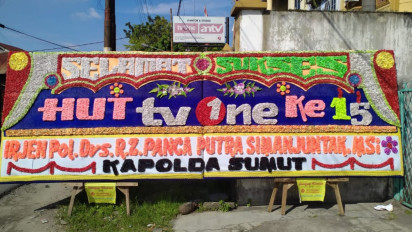 HUT ke-15 tvOne, Kantor Biro Medan Dikelilingi Rangkaian Papan Bunga 