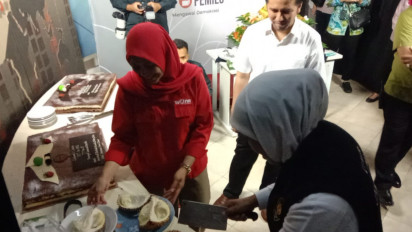 HUT tvOne ke 15, Gubernur Jatim Khofifah Belah Durian Bedugul di tvOne Biro Surabaya