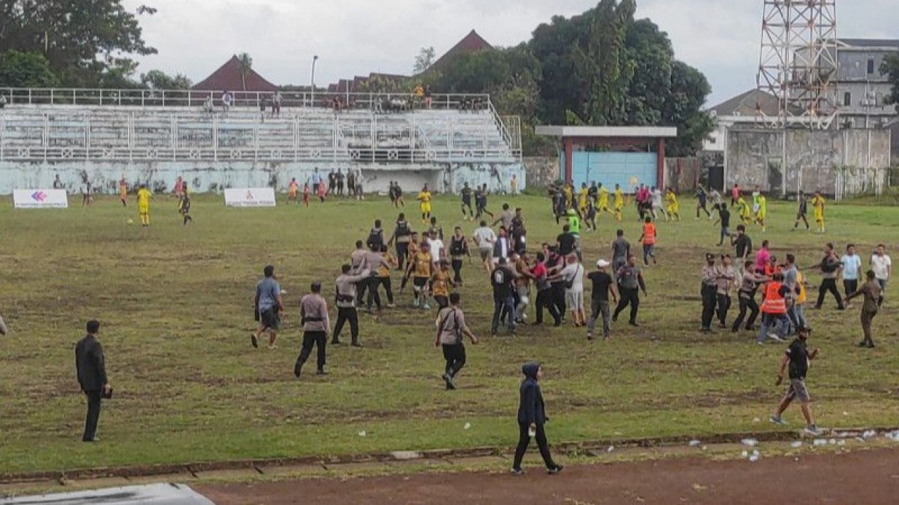 Geger Laga Liga 3 Ricuh: Wasit Dikejar Pemain dan Ofisial, Duel Persiter Vs Persihalut Dihentikan
            - galeri foto