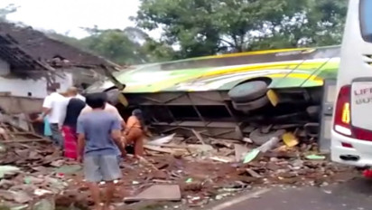 Sebuah Bus Angkut Rombongan Siswa Taman Kanak-kanak Hantam Dua Rumah Warga Akibat Rem Blong di Pasuruan