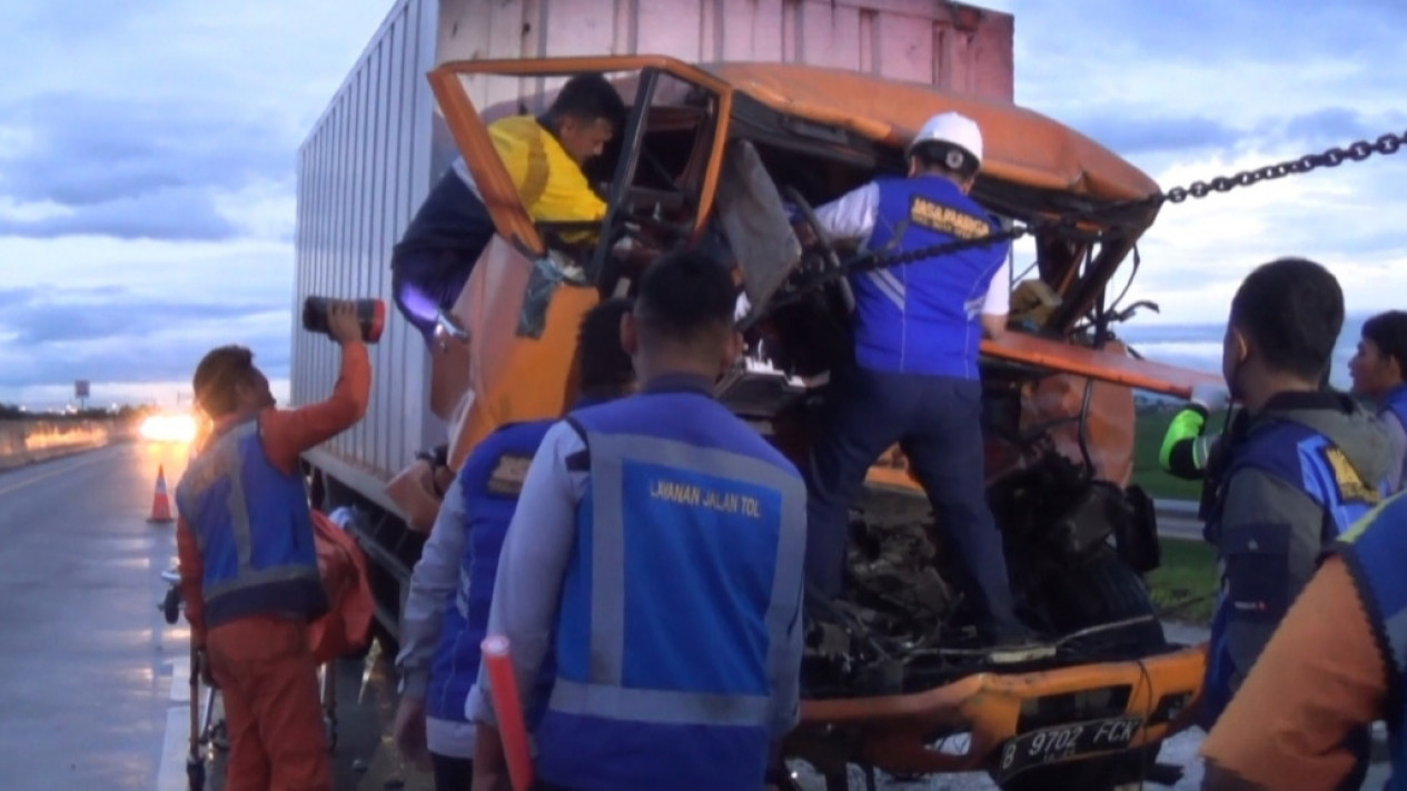 Sopir Ngantuk, Truk Box Tabrak Belakang Truk Tronton di Tol Ngawi, Sopir Tewas Terjepit
            - galeri foto