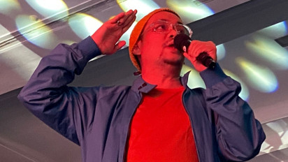 Comeback Sebagai MC di Konser BLUE, Indra Bekti Tampil Prima