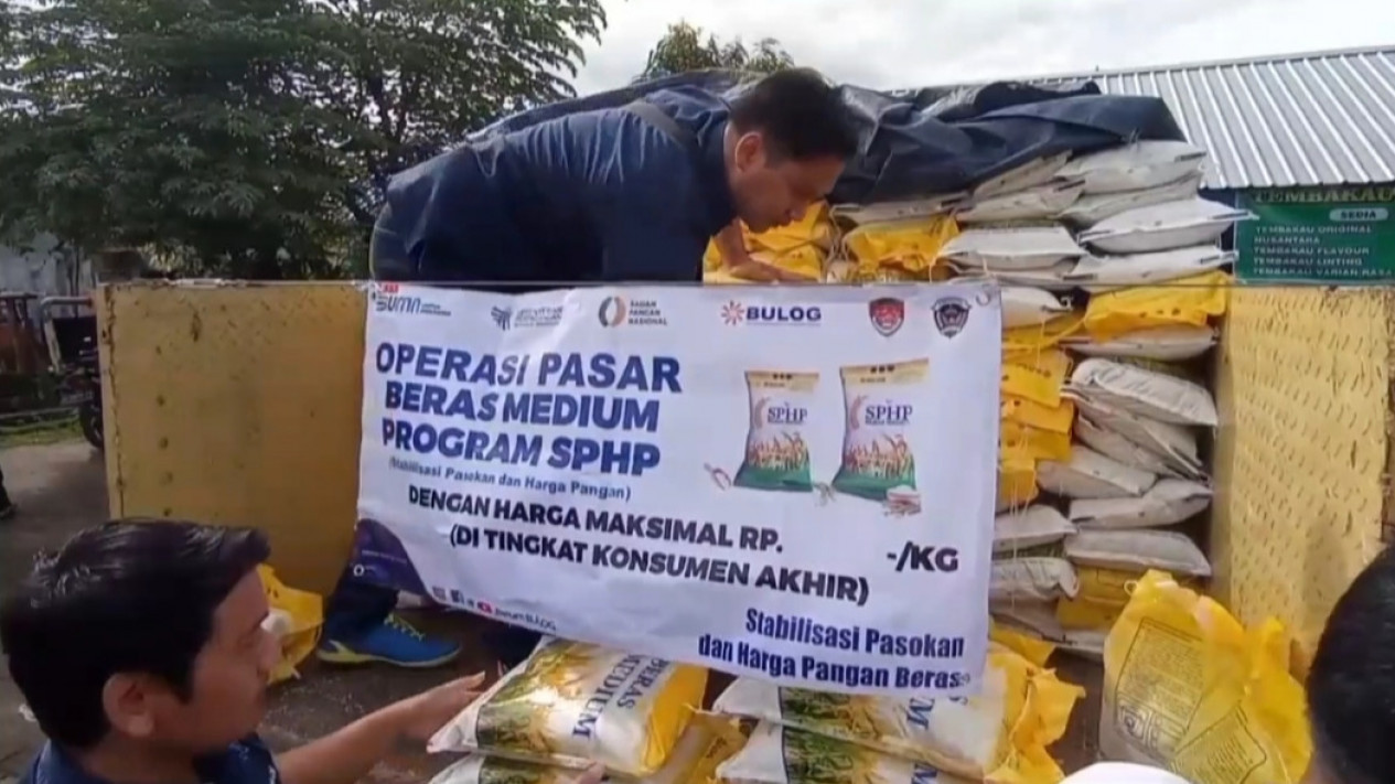 Beras dan Minyak Goreng Masih Mahal, Ratusan Warga Madiun Serbu Operasi Pasar Murah
            - galeri foto