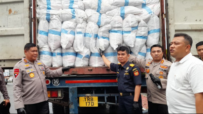 Polda Kepri Sita 2 Kontainer Pakai Bekas Asal Luar Negri  di Batam