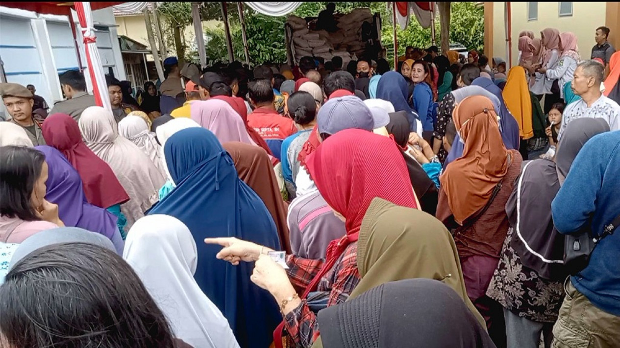 Ribuan Warga di Musi Banyuasin Serbu Beras Murah
            - galeri foto