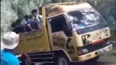 Diduga Ban Selip Truk Pengangkut Rombongan Siswa di Banjarnegara Terguling