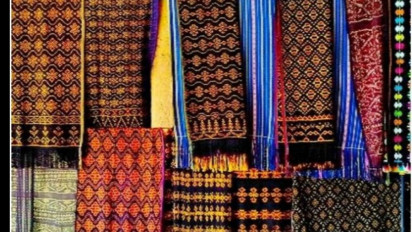 Wow! Kain Tenun Ende dan Gringsing Tampil Memukau di New York Indonesia Fashion Week 2023