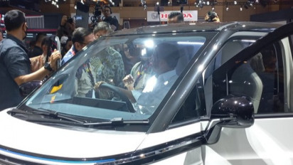 Hadiri Pembukan IIMS 2023, Presiden Jokowi Naik Wuling Air Ev hingga Motor Listrik