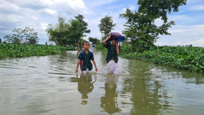 Banjir, Sejumlah Pelajar di Lamongan Nekat Terobos Genangan Air saat Menuju ke Sekolah