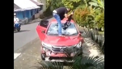 Ditegur Warga, Polisi Polda Jateng Ngamuk dan Rusak Mobilnya Sendiri Pakai Senjata Laras Panjang