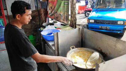 Minyakita Mahal dan Langka, Pedagang Ayam Krispi Beralih ke Minyak Goreng Curah, Penjualan Turun
