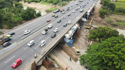 Lanjutkan Pengangkatan Balok Girder Bentang Keempat dan Kelima Jembatan Sungai Citarum Arah Jakarta, PT JTT Lakukan Pengaturan Lalu Lintas Jalan Tol Jakarta - Cikampek