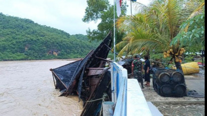 Diterjang Banjir, Sebuah Masjid Apung di Pacitan Tenggelam