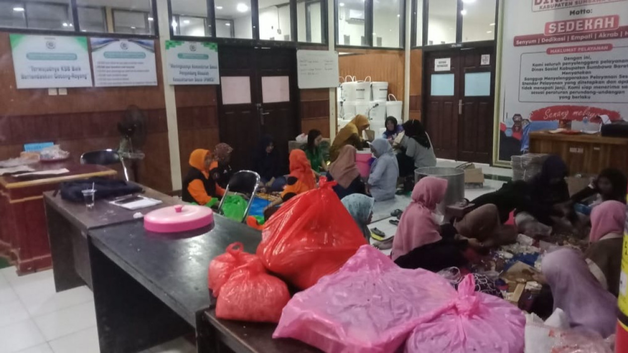 TAGANA Sumbawa Distribusi 19 Ribu Nasi Bungkus untuk Korban Banjir Sumbawa Barat
            - galeri foto