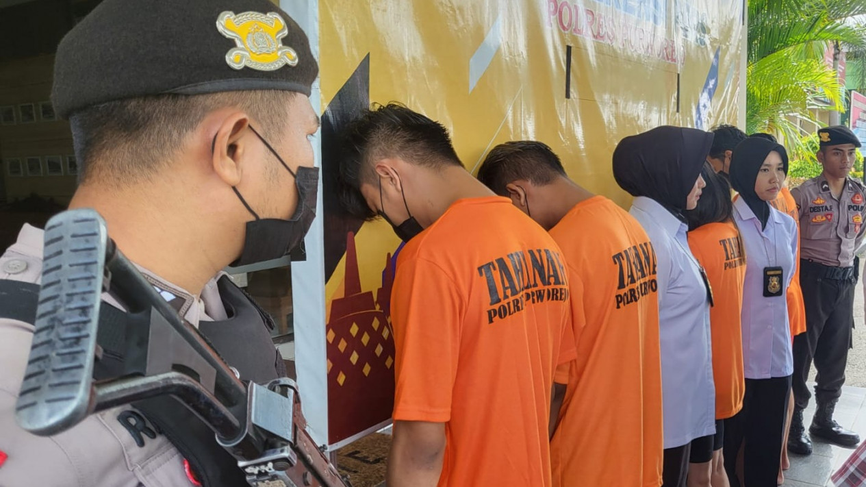 Polisi Bongkar Prostitusi Online di Purworejo, Transaksi Capai Jutaan Rupiah Perhari
            - galeri foto