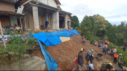 Hujan Lebat, Sejumlah Tebing di Madiun Longsor, Tutup Jalan Desa
