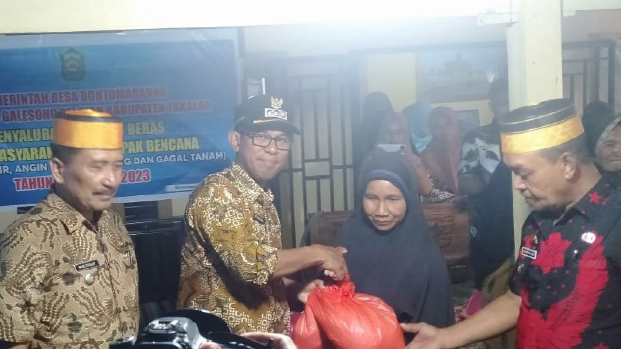 345 Kepala Keluarga Terdampak Bencana di Desa Bontomarannu Kabupaten Takalar Terima Bantuan Beras
            - galeri foto