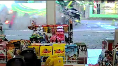 Bus Oleng Tabrak Truk Tangki dan Pagar Rumah Warga di Banyumas, Sopir Luka Berat