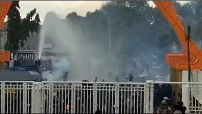 Foto-foto Kerusuhan Suporter PSIS di Stadion Jatidiri Semarang, Lemparan Batu hingga Tembakan Gas Air Mata