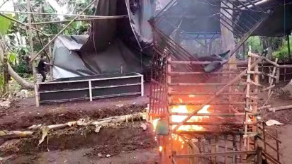 Arena Judi Sabung Ayam Tak Bertuan Digerebek, lalu Dibakar Polisi