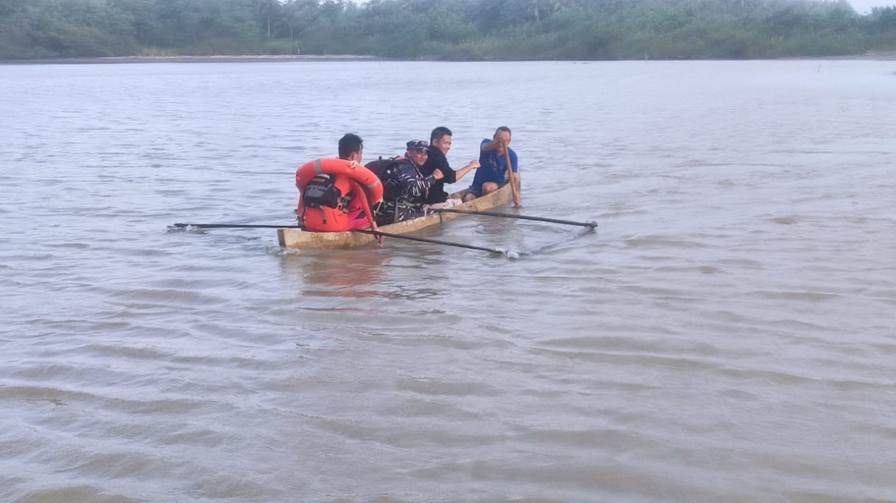 Kapal Tanker Bocor, Ribuan Ton Aspal Cemari Perairan Nias Utara
            - galeri foto