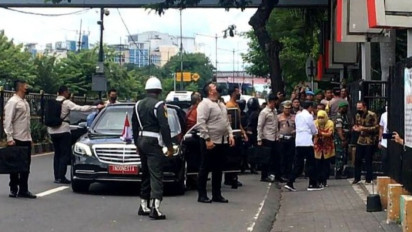 Warga Berbondong-bondong Sambut Presiden Jokowi di Pasar Wonokromo Surabaya