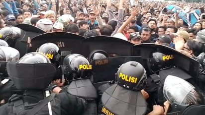 Dua Jam Kerusuhan Jatidiri