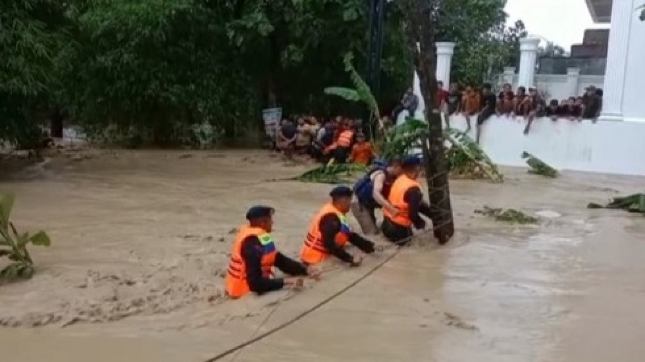Banjir Bandang Landa Semarang di 4 Titik, PLN Amankan Warga dari Sengatan Listrik
            - galeri foto