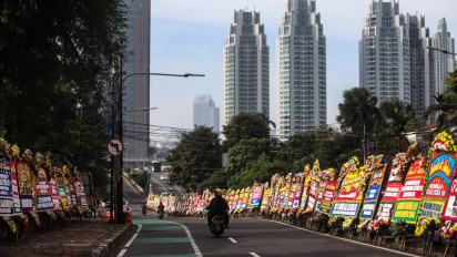 Ribuan Karangan Bunga Penuhi Jalan Rasuna Said Jakarta, Ada Apa?