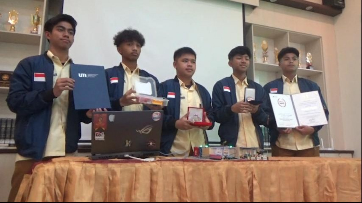 Hebat, Inovasi EMS AI Karya 5 Siswa SMAN 2 Surabaya Raih Penghargaan Internasional
            - galeri foto
