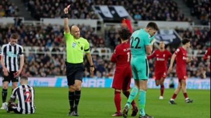 Keputusan Ngaco Kiper Newcastle, Nick Pope Blunder Antisipasi Liverpool, Tangkap Bola di Luar Kotak Penalti Berujung Kartu Merah