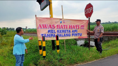 Antisipasi Laka di Perlintasan Kereta Api Tanpa Palang Pintu, Polisi Pasang Himbauan Kewaspadaan