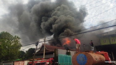 Toko Perabot di Maros Terbakar Hebat, Warga Panik Selamatkan Harta Benda