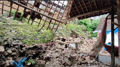 Plengsengan Setinggi 6 Meter di Kabupaten Magetan Longsor, Rusak Rumah Warga