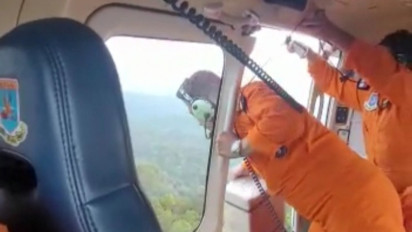 Tim Evakuasi Jalur Udara Berikan Bantuan Logistik Makanan untuk Korban Helikopter Jatuh di Jambi