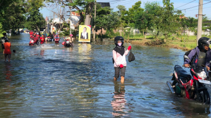 Nekat Terjang Genangan Banjir Luapan Kali Lamong Gresik, Ratusan Kendaraan Mogok