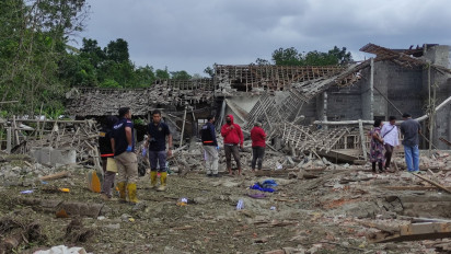 Tim Labfor Polda Jatim Lakukan Olah TKP Ledakan Petasan di Blitar, Temukan Sisa Bubuk Petasan yang Meledak