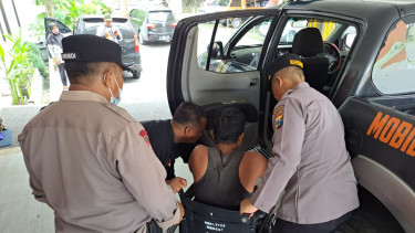Terjun dari Tembok, Seorang Pencuri di Banyuwangi Pasrah Disergap Warga