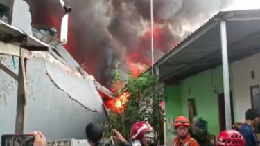 Terbakar Selama 2 Hari, Petugas Kewalahan Padamkan Api di Gudang Plastik Maros