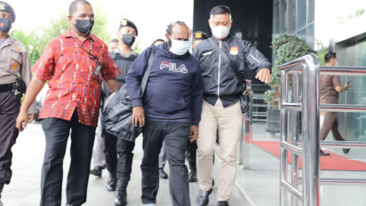 Momen Bupati Mamberamo Tengah Ricky Ham Pagawak tiba di KPK