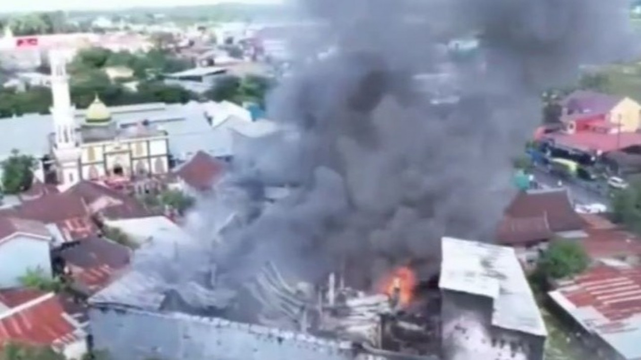 Kebakaran Gudang Plastik Maros Akhirnya Padam Setelah 22 Jam 
            - galeri foto