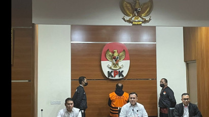 Bupati Mamberamo Tengah Ricky Ham Pagawak Resmi di Tahan KPK