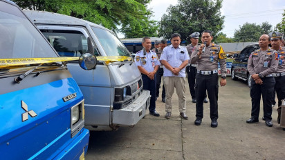 Nekat Beroperasi Satlantas Polres Semarang Amankan Belasan Angkutan Plat Hitam