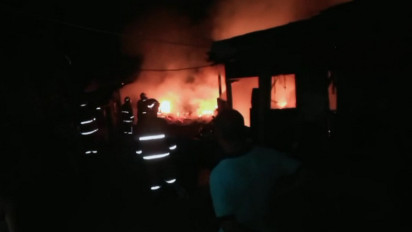 Dua Unit Rumah Semi Permanen Ludes Dilalap Si Jago Merah dalam Kebakaran Area Gudang Barang Bekas di Tanjungpinang